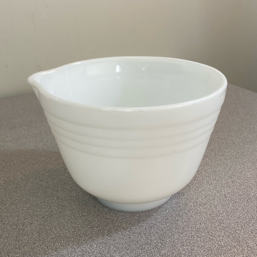 Pyrex - Vintage footed mixing bowl